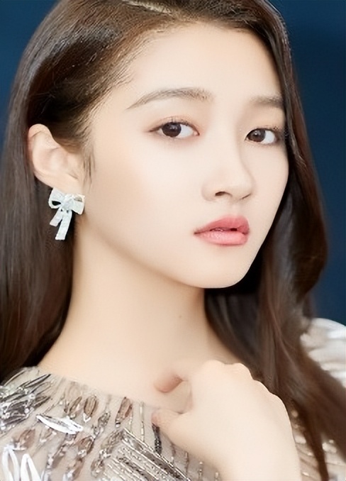 关晓彤花絮照氛围感好绝，新剧饰演民国女特工，堪称行走的衣架子休闲区蓝鸢梦想 - Www.slyday.coM