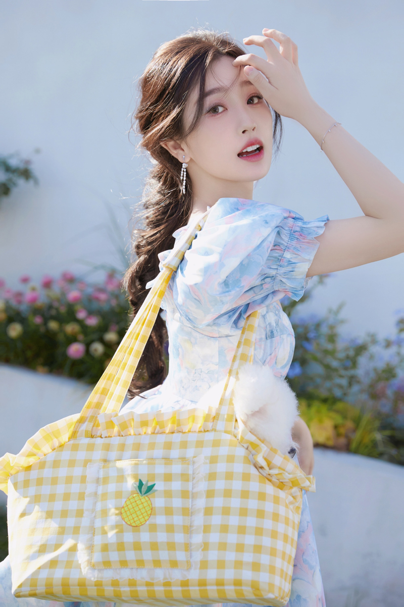 人间芭比娃娃！虞书欣唯美写真大片曝光，一袭碎花裙打扮仙气十足休闲区蓝鸢梦想 - Www.slyday.coM