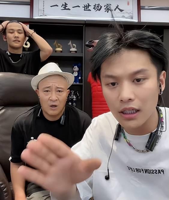 赵四与头部主播同框联动展示绝活不过瘾s操作吓坏小杨哥