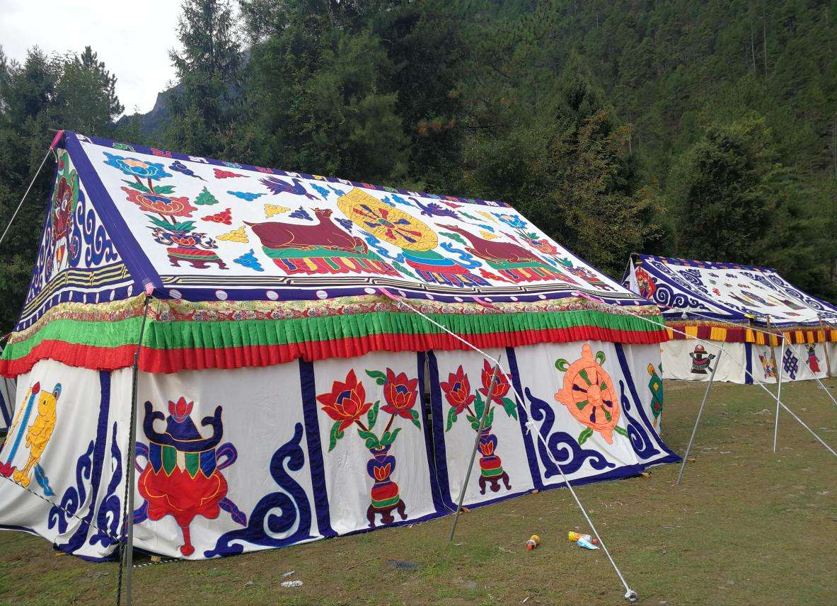 西藏路旁的白色帐篷，为什么不能进？当地人：进去再想出来就难了休闲区蓝鸢梦想 - Www.slyday.coM