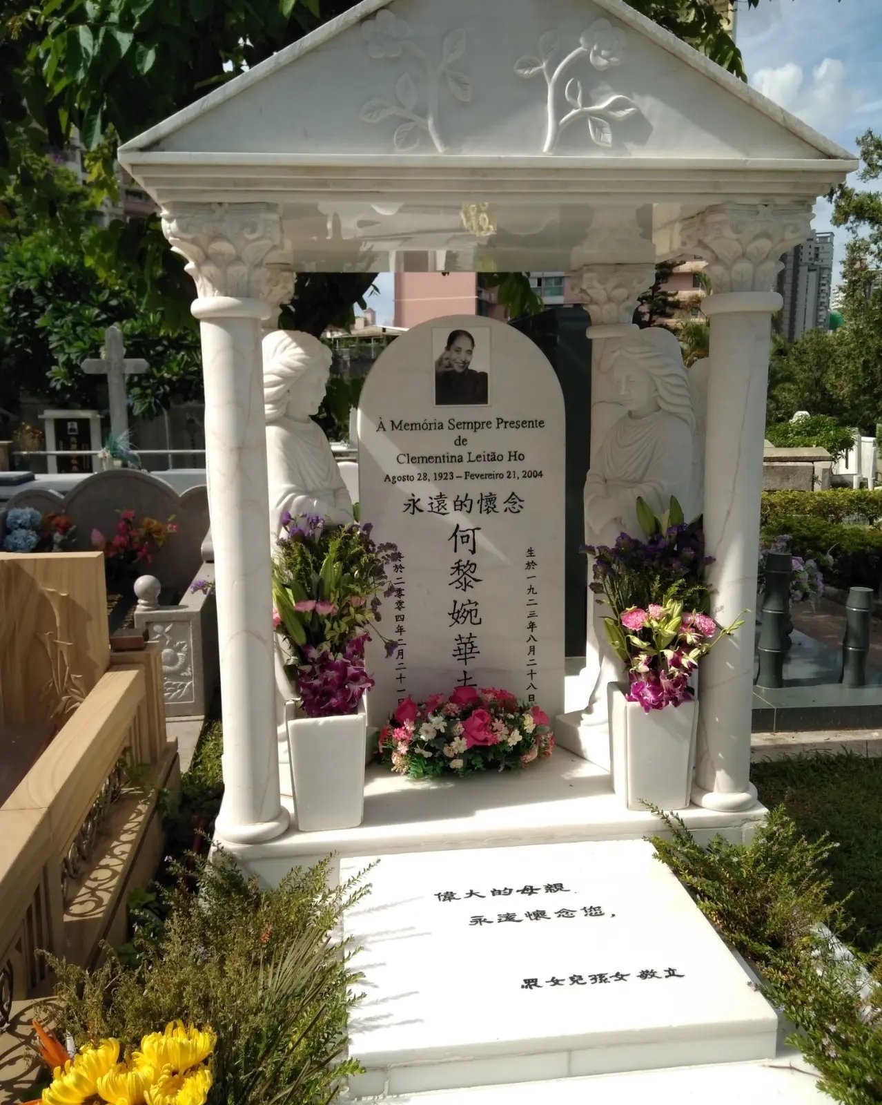 蓝琼缨离世第9天,黎婉华的墓地被重新打扫,墓碑前已经插满鲜花|黎婉华