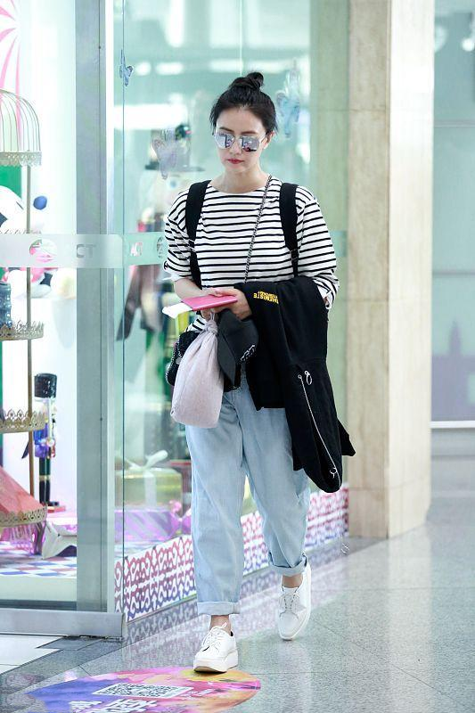 日常穿得简单也有"女神"范,气质真挺好|t恤|高圆圆|气质_新浪新闻