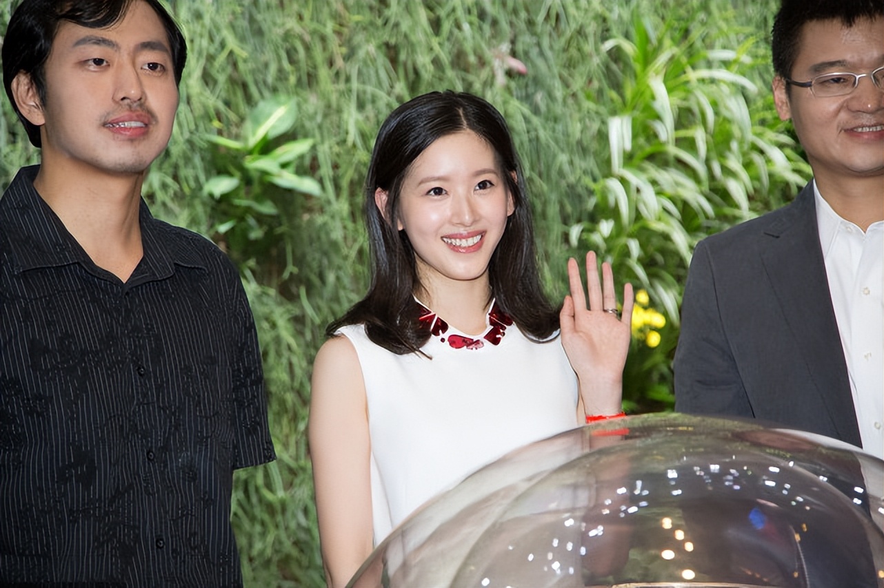 "奶茶妹妹"章泽天真挺成功的,事业爱情双丰收,穿搭更是在行__财经头条