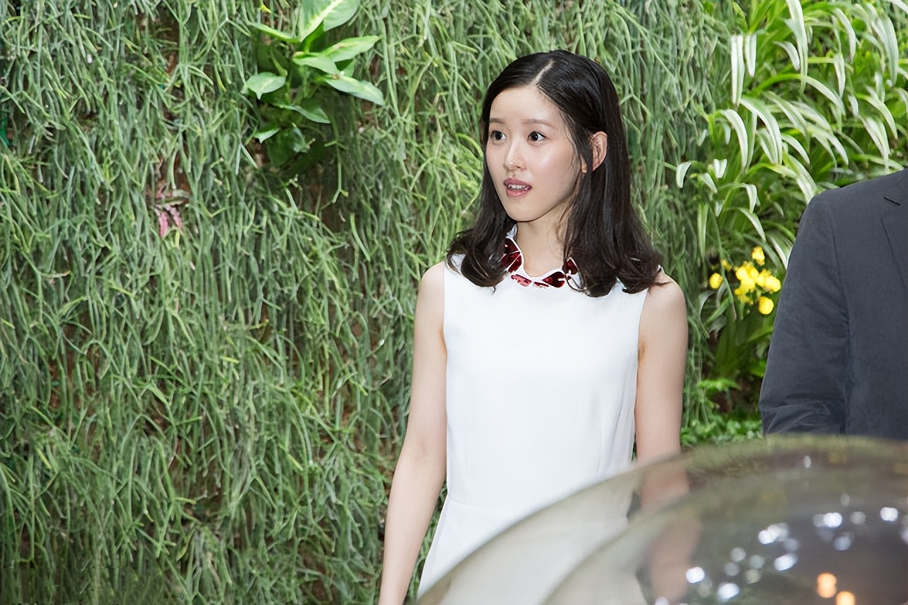 "奶茶妹妹"章泽天真挺成功的,事业爱情双丰收,穿搭更是在行__财经头条