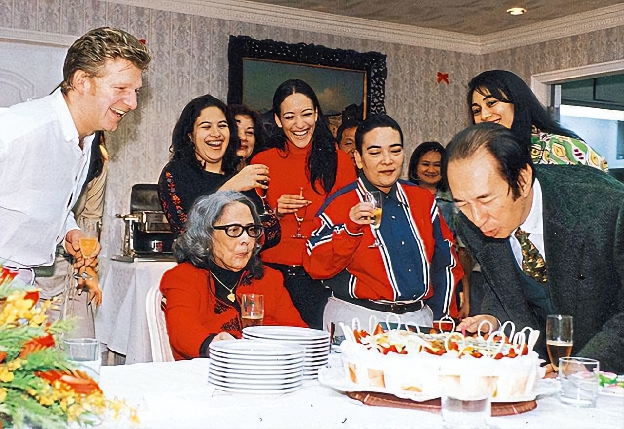 蓝琼缨离世第9天,黎婉华的墓地被重新打扫,墓碑前已经插满鲜花|黎婉华