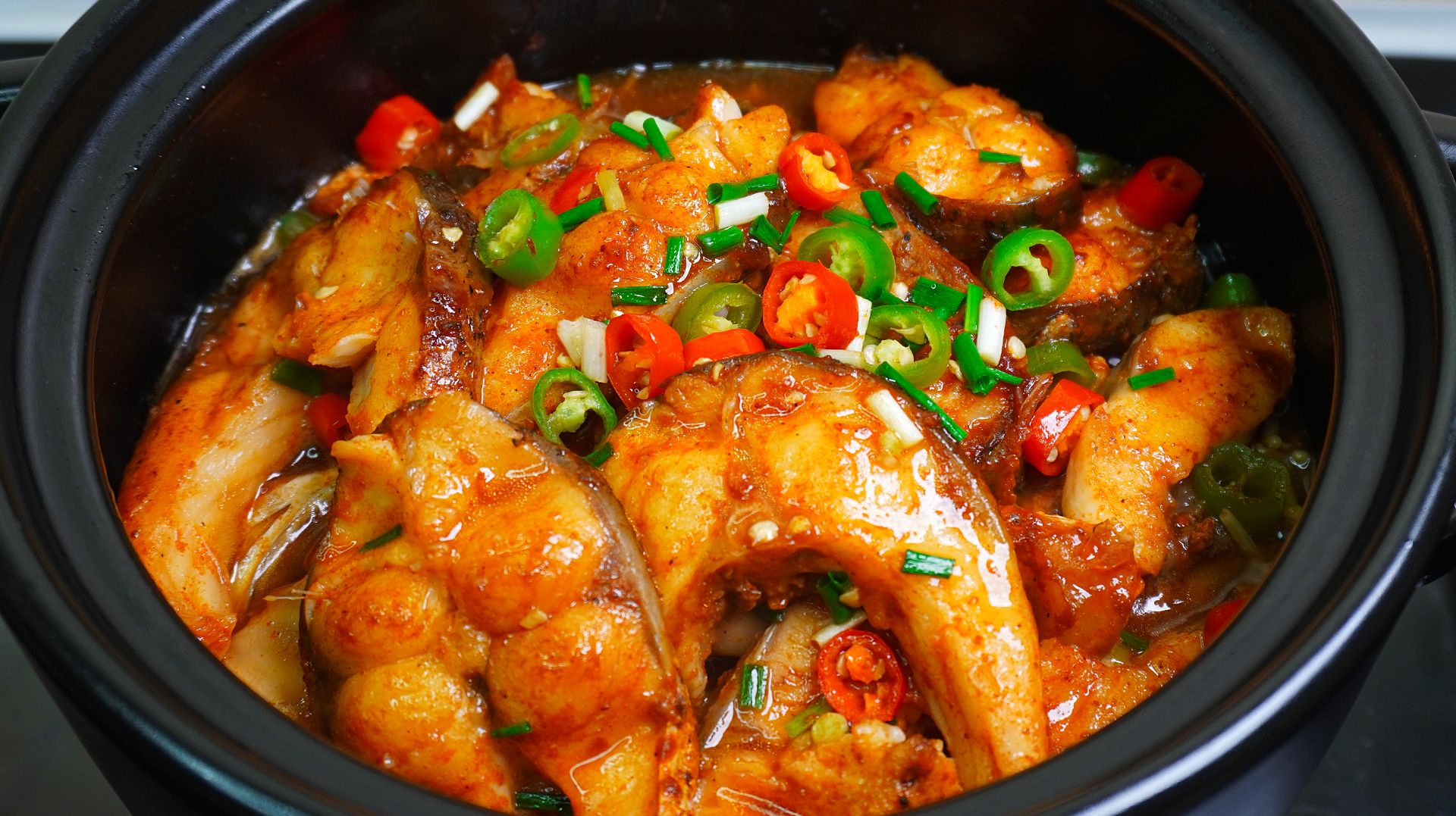 做法:1,先把草鱼仔细地处理干净,去掉鱼鳞等杂质后,用刀切成块,放入盆