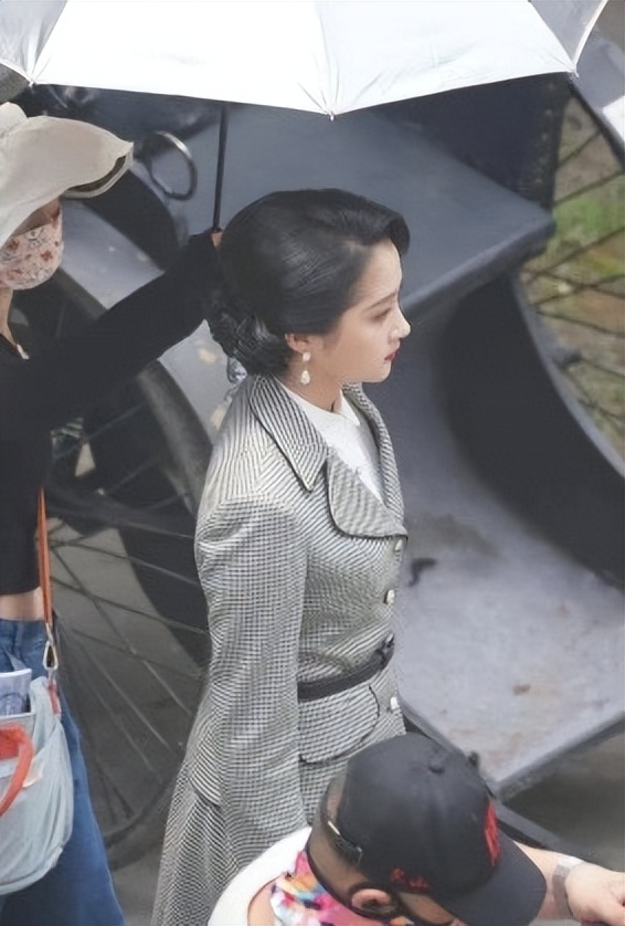 关晓彤花絮照氛围感好绝，新剧饰演民国女特工，堪称行走的衣架子休闲区蓝鸢梦想 - Www.slyday.coM