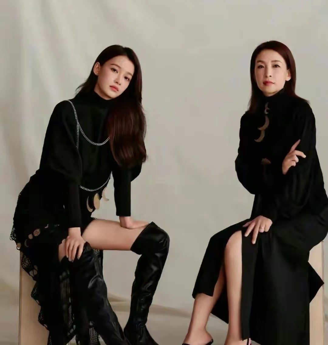 孙怡妈妈也太美了,撞脸李冰冰身材更精致,年近6旬看着却像30岁