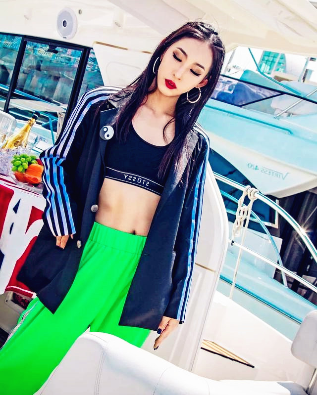 韩国编舞大神mina 高颜值水蛇腰"韩式"潮流搭配很时髦