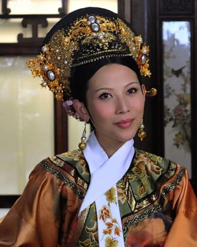 大家都知道,蔡少芬出演《甄嬛传》中恶毒的皇后娘娘一角,深入人心,让