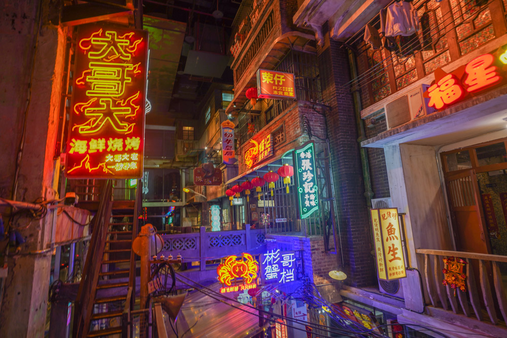 广州出现"赛博朋克"建筑，“乱象”宛如香港九龙城寨，游客都惊呆休闲区蓝鸢梦想 - Www.slyday.coM