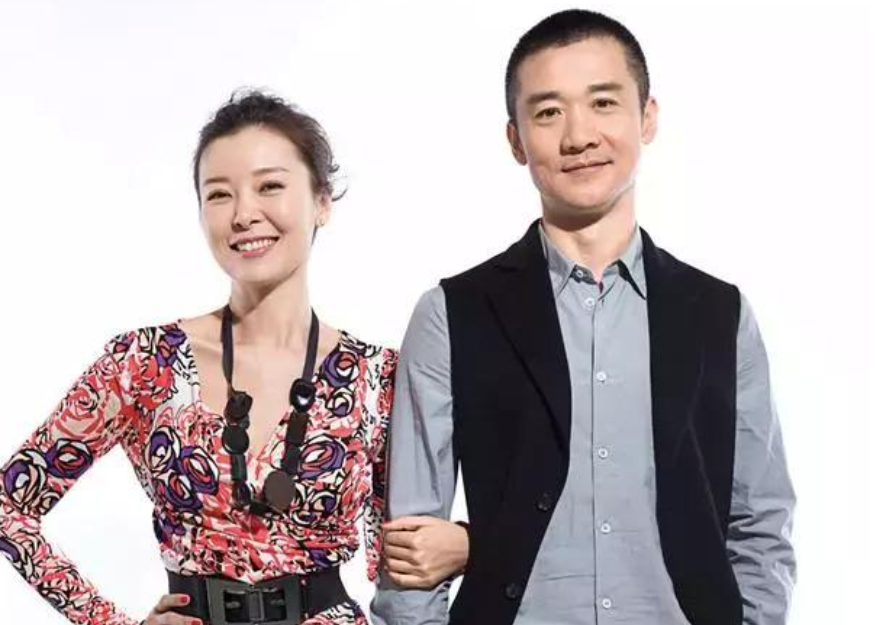 黄志忠前妻何音街上跳舞穿短裤大秀美腿改嫁小9岁演员太幸福