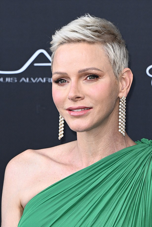 摩纳哥夏琳王妃和亲王闪耀红毯好甜！穿露肩绿裙好惊艳，美过明星休闲区蓝鸢梦想 - Www.slyday.coM