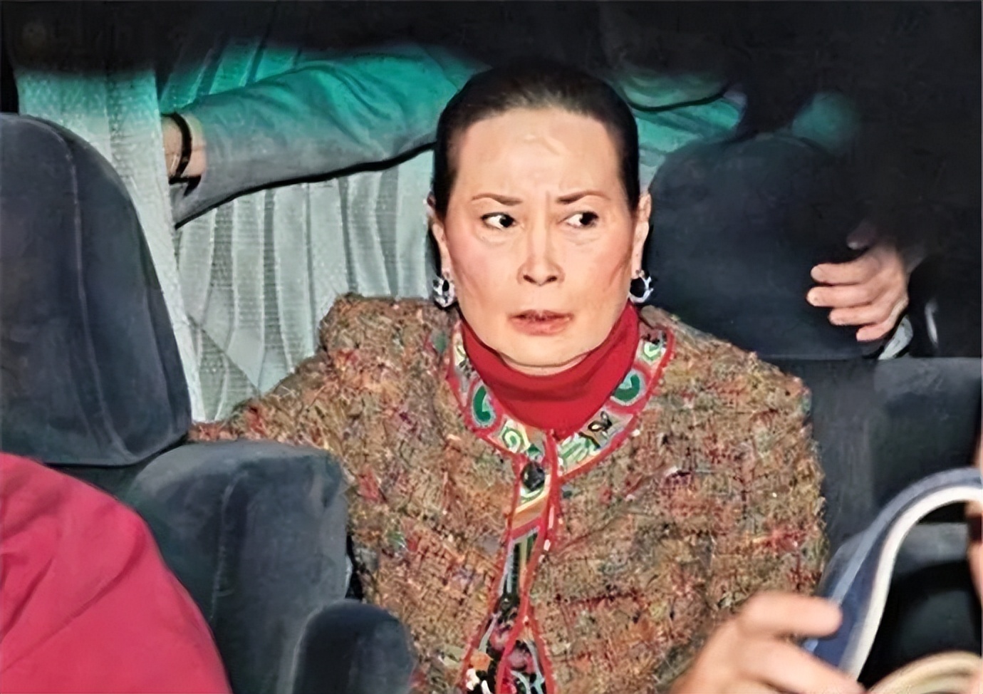 蓝琼缨离世第9天,黎婉华的墓地被重新打扫,墓碑前已经插满鲜花|黎婉华