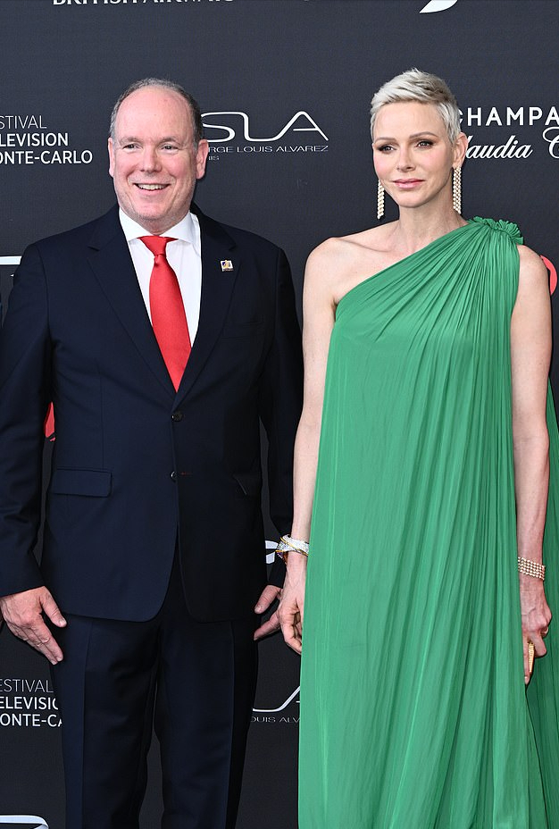 摩纳哥夏琳王妃和亲王闪耀红毯好甜！穿露肩绿裙好惊艳，美过明星休闲区蓝鸢梦想 - Www.slyday.coM