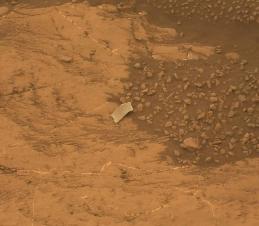 NASA火星新发现！岩石间出现“意想不到”的物体，闪亮效果明显休闲区蓝鸢梦想 - Www.slyday.coM
