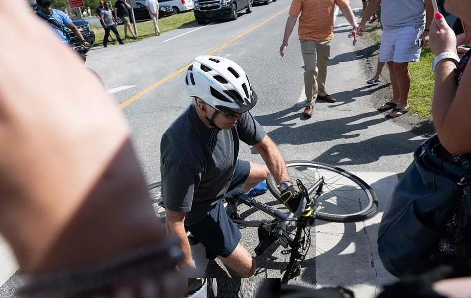 拜登骑自行车摔倒,“做秀”的任务又失败了休闲区蓝鸢梦想 - Www.slyday.coM 拜登骑自行车摔倒,“做秀”的任务又失败了休闲区蓝鸢梦想 - Www.slyday.coM