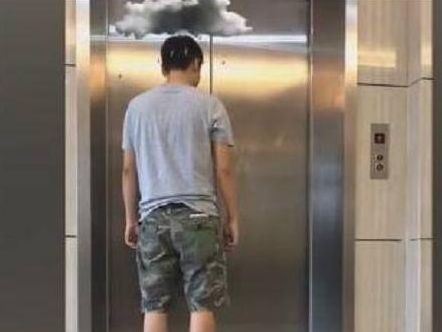 铲屎官带二哈坐电梯,上去就超重了,狗狗的举动让人意想不到!休闲区蓝鸢梦想 - Www.slyday.coM 铲屎官带二哈坐电梯,上去就超重了,狗狗的举动让人意想不到!休闲区蓝鸢梦想 - Www.slyday.coM