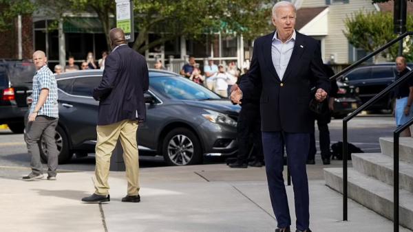 79岁拜登连蹦三下，力证摔下车后并无大碍