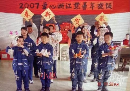 8岁意外走失被骗进乞讨团，警方解救后在杭州成长、工作……今天父亲节，找了他18年的爸爸来接他回家了休闲区蓝鸢梦想 - Www.slyday.coM