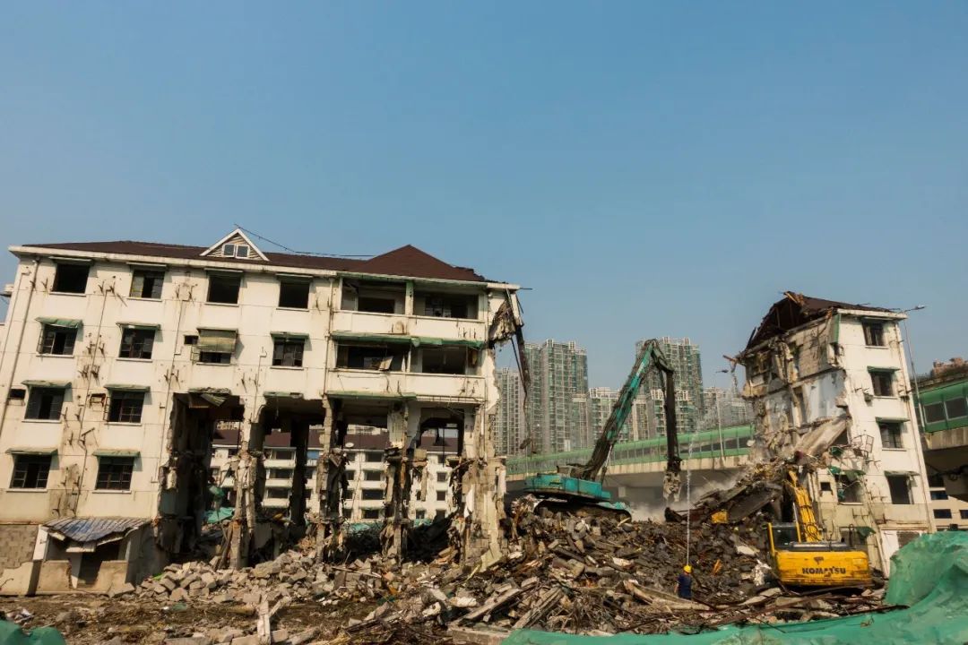 房子卖出第二天，拆迁公告来了！房主哭诉...休闲区蓝鸢梦想 - Www.slyday.coM