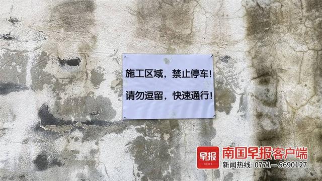 挡风玻璃开裂，车窗脱落！南宁一建筑工地玻璃高空坠落，隔壁小区汽车被砸休闲区蓝鸢梦想 - Www.slyday.coM