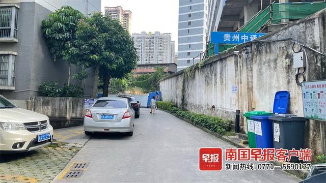 挡风玻璃开裂，车窗脱落！南宁一建筑工地玻璃高空坠落，隔壁小区汽车被砸休闲区蓝鸢梦想 - Www.slyday.coM