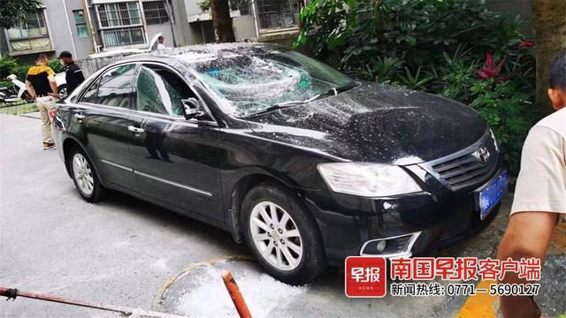 挡风玻璃开裂，车窗脱落！南宁一建筑工地玻璃高空坠落，隔壁小区汽车被砸休闲区蓝鸢梦想 - Www.slyday.coM