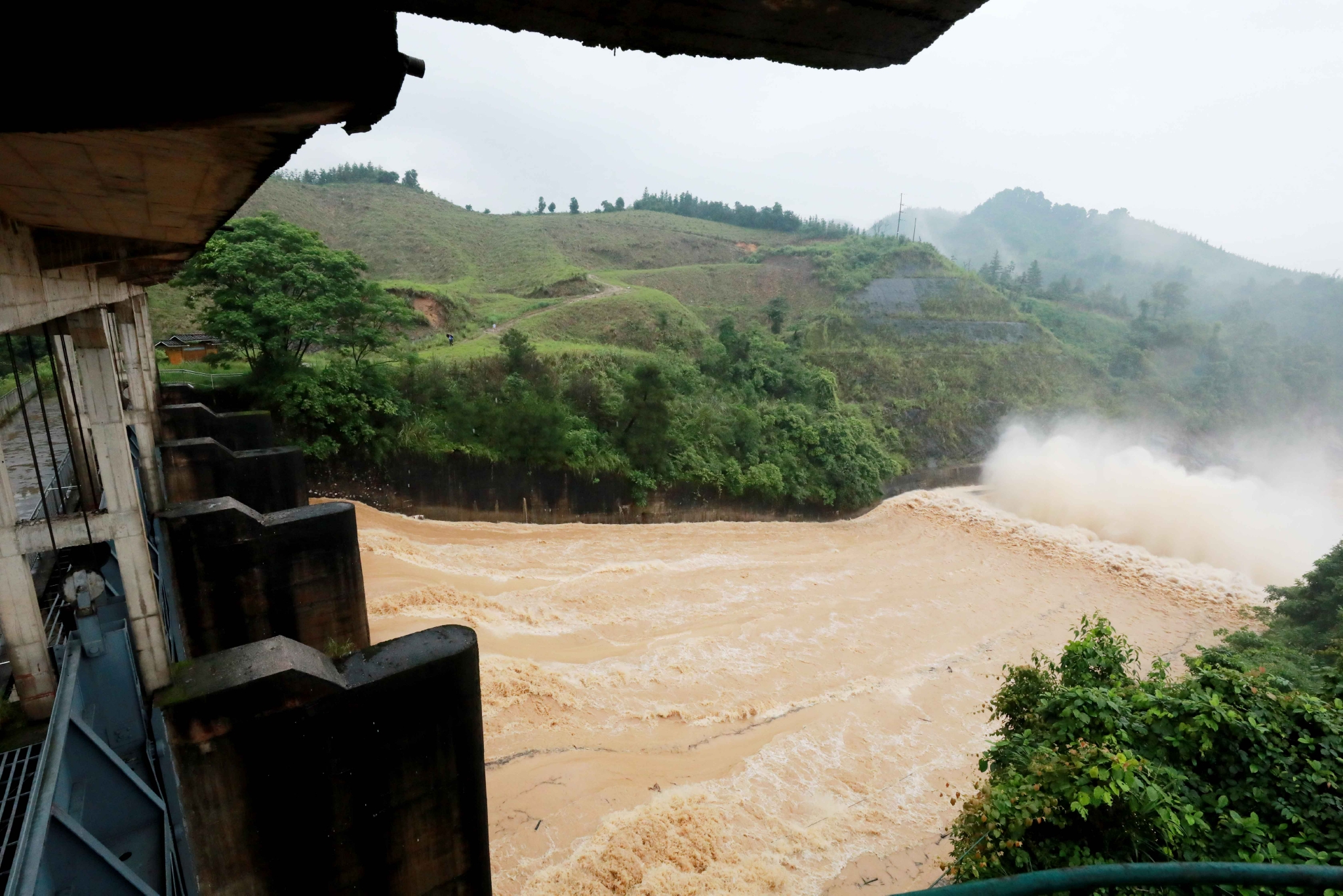 广西柳州最大中型水库开闸泄洪