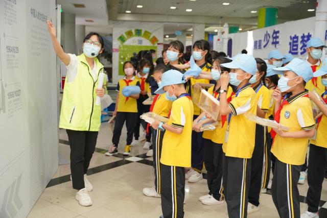 梅州孩子走进广州青少年科技馆,了解"星辰大海"