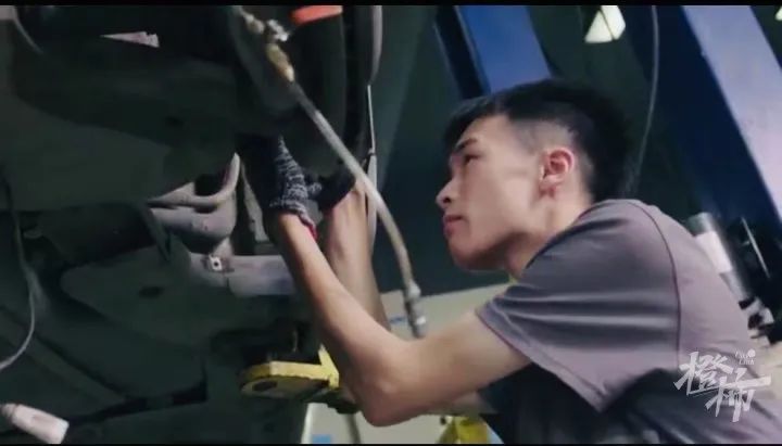 8岁意外走失被骗进乞讨团，警方解救后在杭州成长、工作……今天父亲节，找了他18年的爸爸来接他回家了休闲区蓝鸢梦想 - Www.slyday.coM