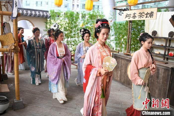 长沙市民着古装穿越梦华录古风集市