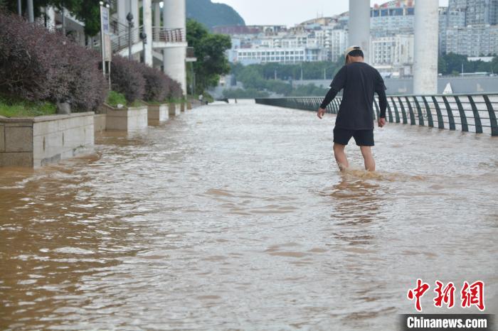 洪水已淹没至民众的膝盖. 麦媛媛 摄
