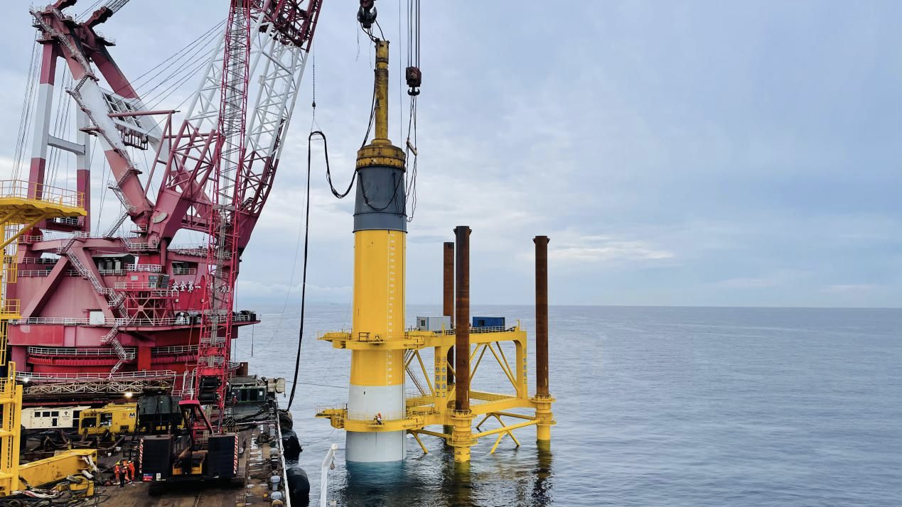 2407吨定海神针下沉海底国内最大最重单桩在揭阳海上风电项目完成沉桩