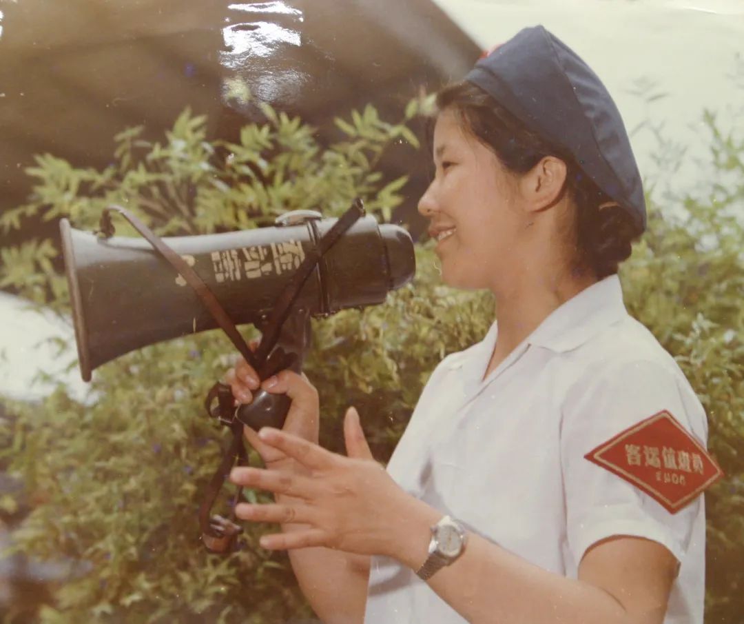 车站工作人员使用扩音器引导秩序(资料图).重庆火车站供图