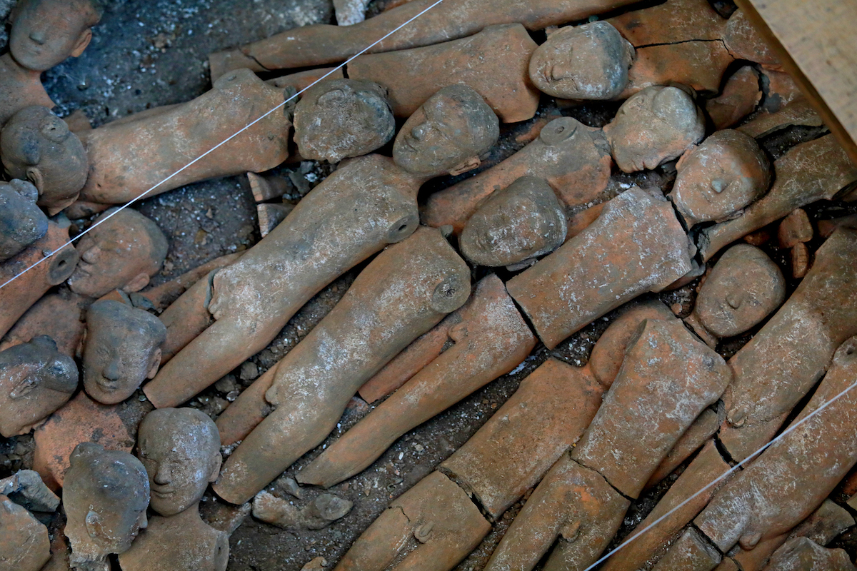 江村大墓外藏坑出土着衣陶俑