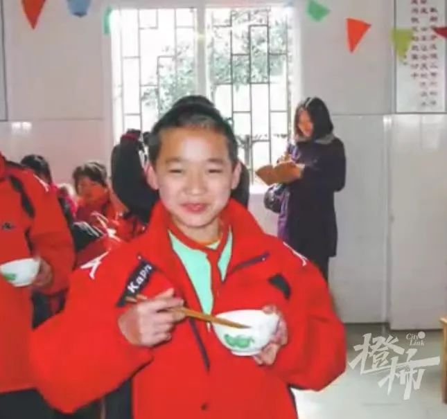 8岁意外走失被骗进乞讨团，警方解救后在杭州成长、工作……今天父亲节，找了他18年的爸爸来接他回家了休闲区蓝鸢梦想 - Www.slyday.coM