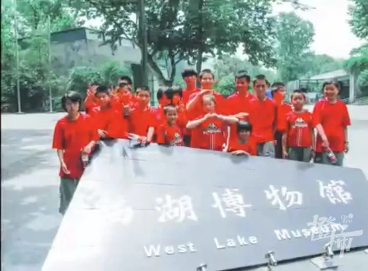 8岁意外走失被骗进乞讨团，警方解救后在杭州成长、工作……今天父亲节，找了他18年的爸爸来接他回家了休闲区蓝鸢梦想 - Www.slyday.coM