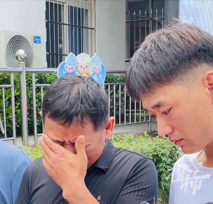 8岁意外走失被骗进乞讨团，警方解救后在杭州成长、工作……今天父亲节，找了他18年的爸爸来接他回家了休闲区蓝鸢梦想 - Www.slyday.coM