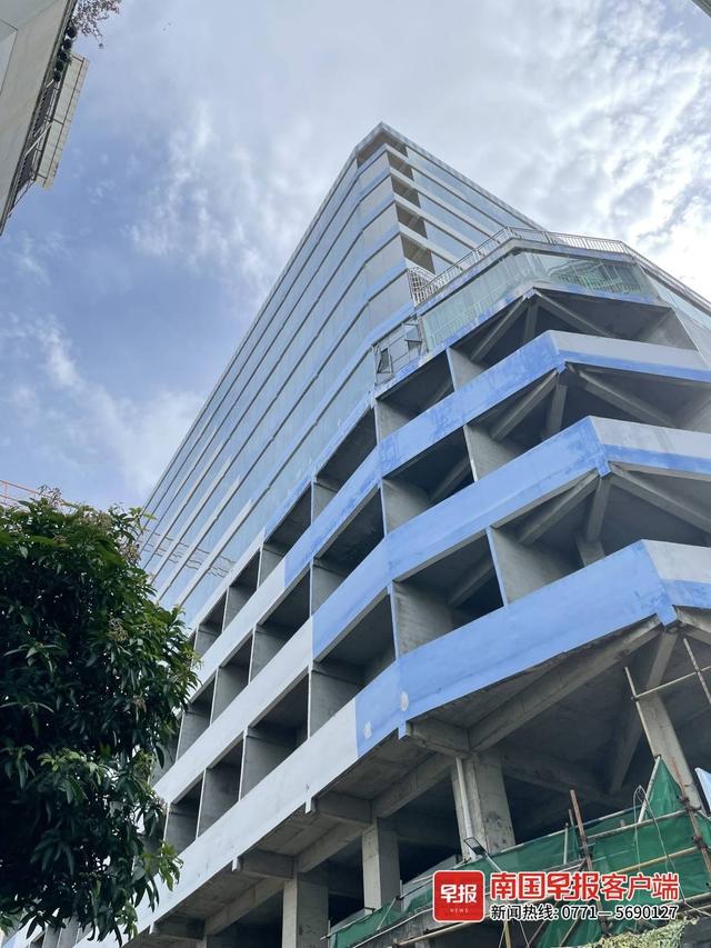 挡风玻璃开裂，车窗脱落！南宁一建筑工地玻璃高空坠落，隔壁小区汽车被砸休闲区蓝鸢梦想 - Www.slyday.coM