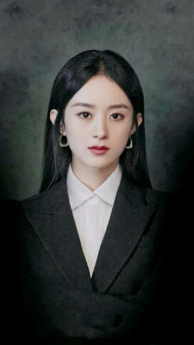 赵丽颖驾驭的西装妩媚优雅又不失性感女神范十足