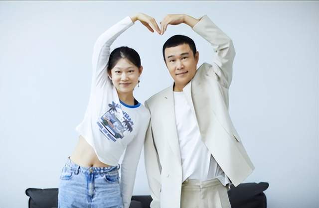 小沈阳女儿晒与爸爸合照!腰肢纤细大秀马甲线,15岁个子赶超父亲休闲区蓝鸢梦想 - Www.slyday.coM 小沈阳女儿晒与爸爸合照!腰肢纤细大秀马甲线,15岁个子赶超父亲休闲区蓝鸢梦想 - Www.slyday.coM