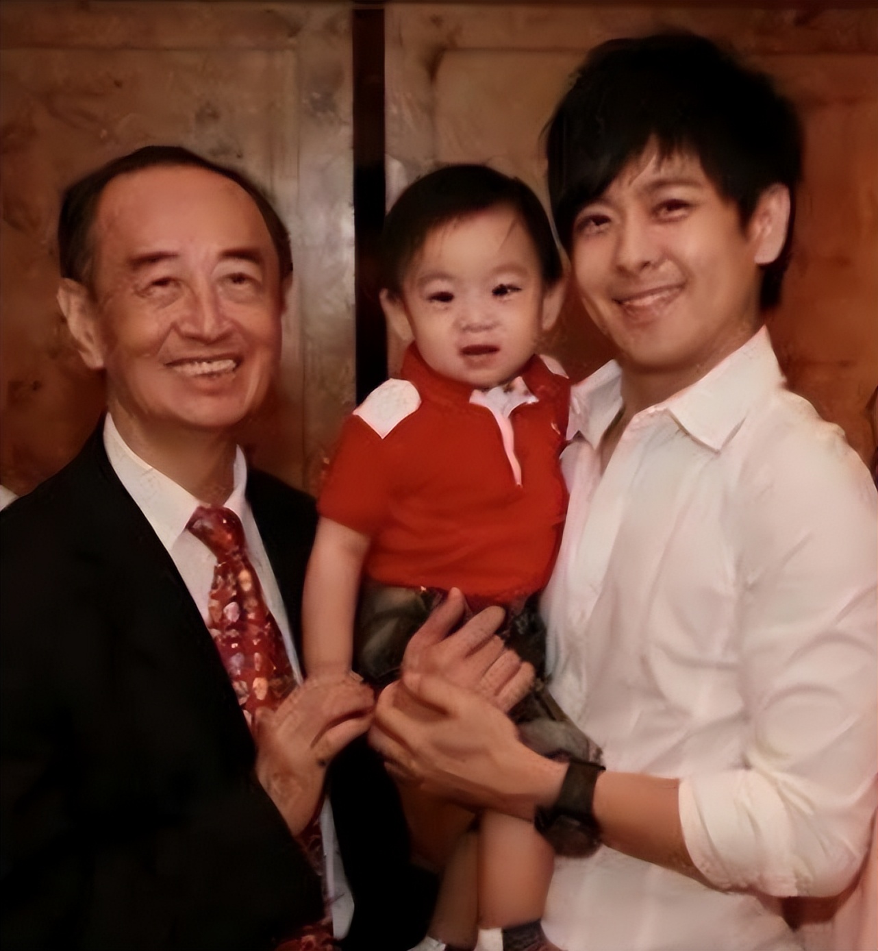 照片中林德雄穿着古装,头戴大斗笠,表情严肃,十分帅气,网友看后都说