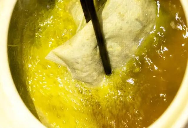 你可以熬夜，但这2个小时请务必睡觉！睡前2个动作睡好觉、健脾胃休闲区蓝鸢梦想 - Www.slyday.coM