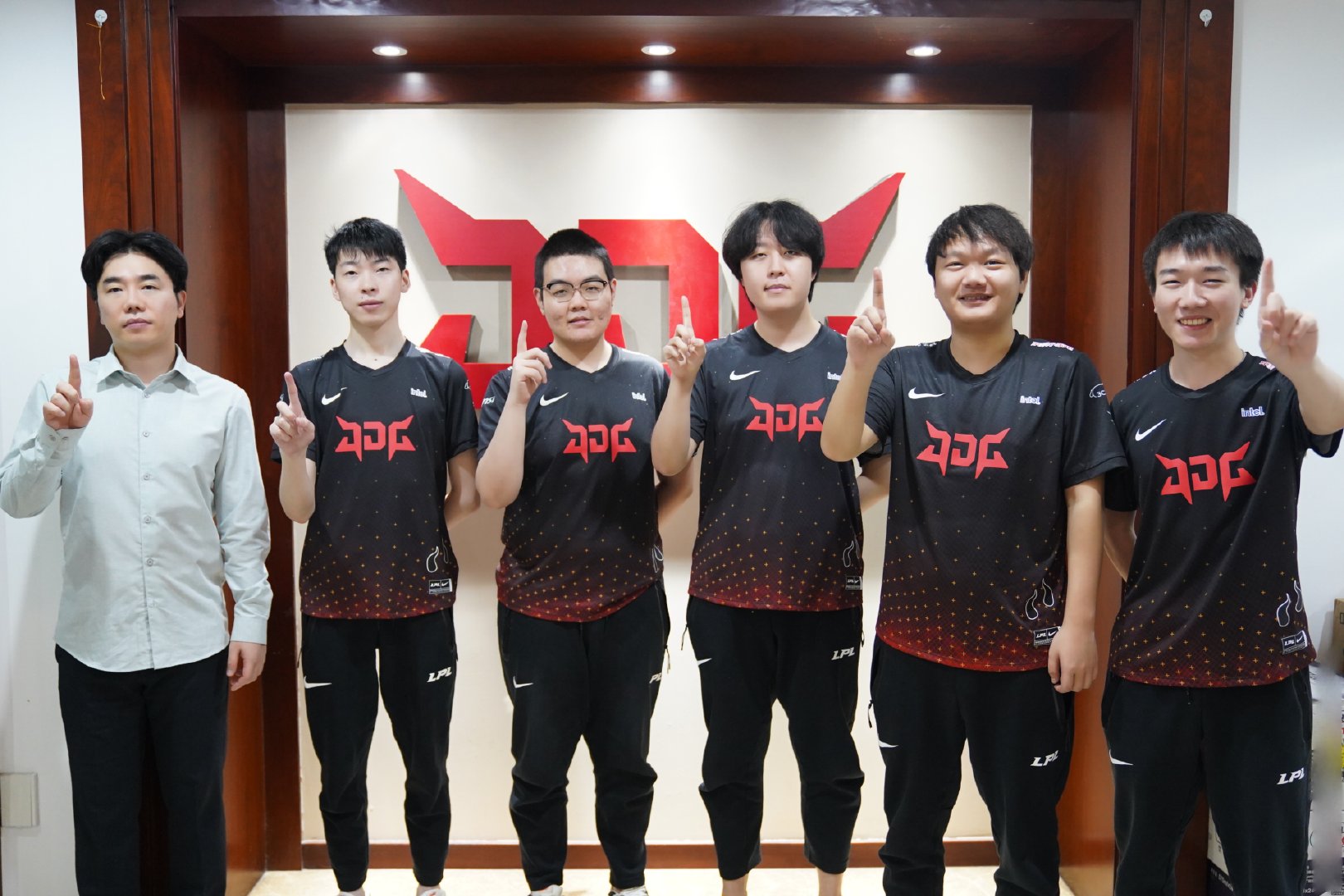 jdg群访合影来啦9哥能肉能c