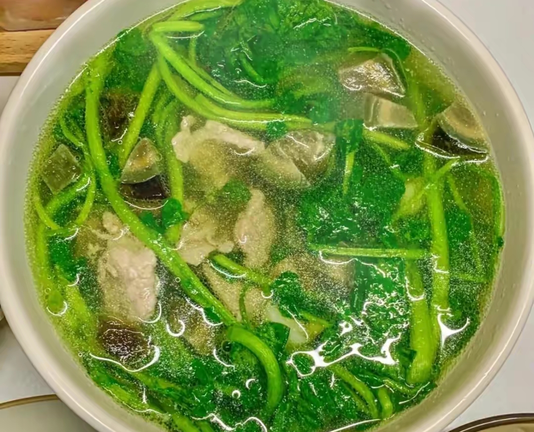 三69,皮蛋瘦肉69西洋菜69汤69(4)盖上锅盖煮至片刻,关火出锅