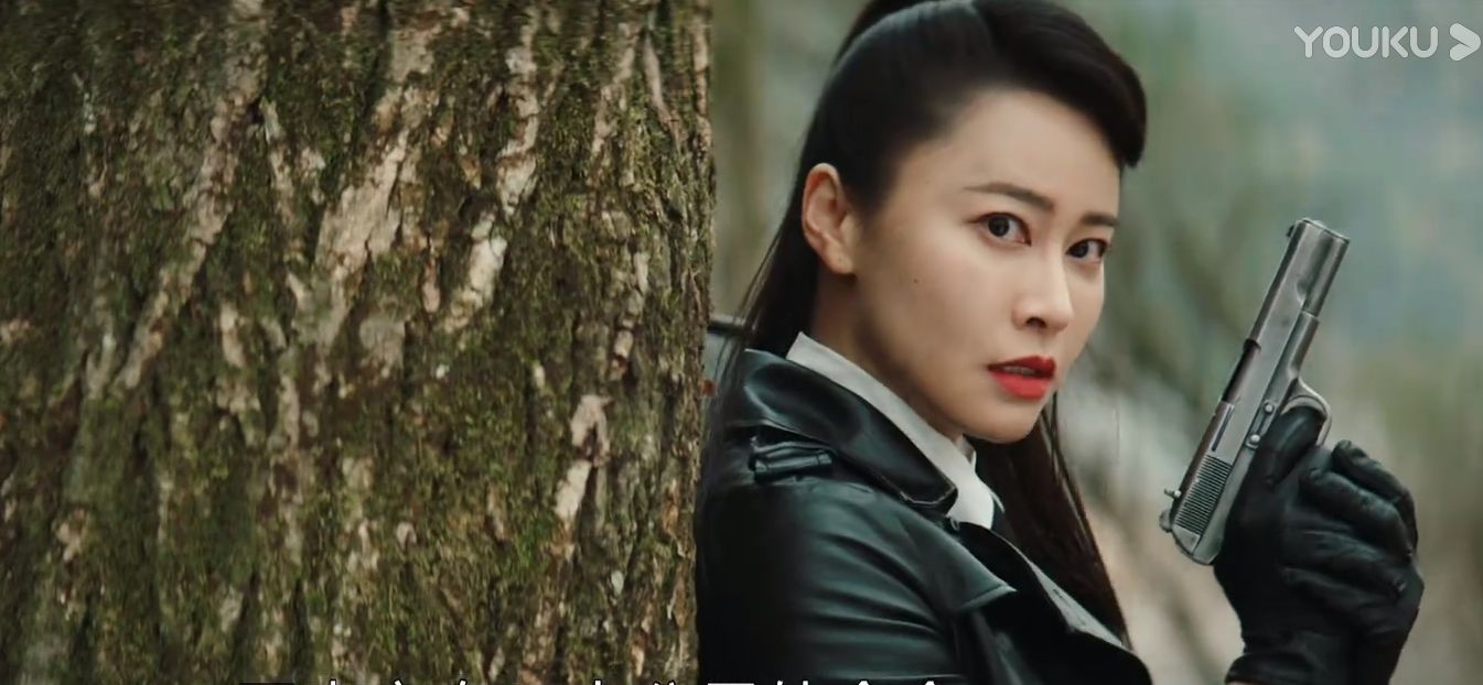 红唇,手套,大皮衣.另一个女反派更是出挑.