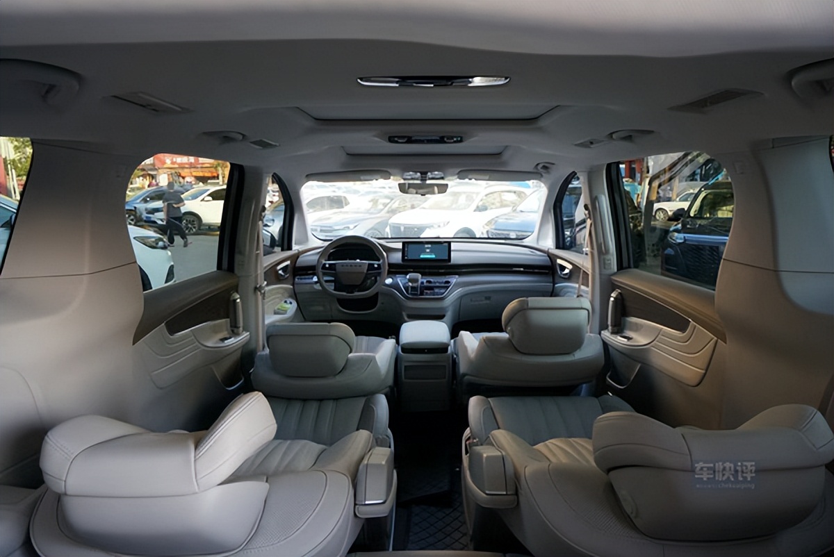 实拍纯电mpv荣威imax8ev除了豪华和科技空间更是一大亮点