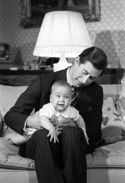 女王吐槽亲儿子不遗余力,孙子威廉刚出生就庆幸没遗传查尔斯王子休闲区蓝鸢梦想 - Www.slyday.coM 女王吐槽亲儿子不遗余力,孙子威廉刚出生就庆幸没遗传查尔斯王子休闲区蓝鸢梦想 - Www.slyday.coM