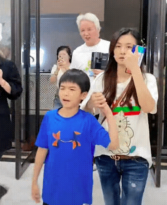 张庭林瑞阳又开新公司,全程高调不知收敛,儿子一看就是被养坏了休闲区蓝鸢梦想 - Www.slyday.coM 张庭林瑞阳又开新公司,全程高调不知收敛,儿子一看就是被养坏了休闲区蓝鸢梦想 - Www.slyday.coM